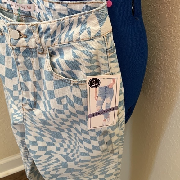 Juniors' Frayed-Hem Mom Jeans - Picture 3 of 7